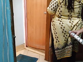 Neighbor penetrates Tamil scorching aunty while blistering the building - Indian hookup