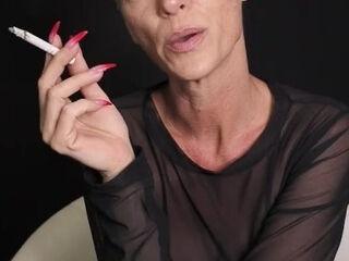 'Kiki Deez Pulls A Sharon Stone While Smoking'