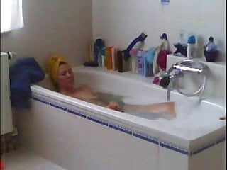 Cougar Jills in tub
