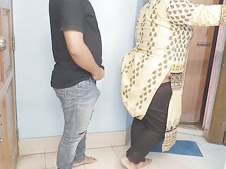 (ghar kee saphaee karate hue maa ko chodane ko majaboor) Indian step-mother banged while cleaning the building - Hindi Audio